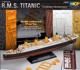 1:700 RMS Titanic + cokół